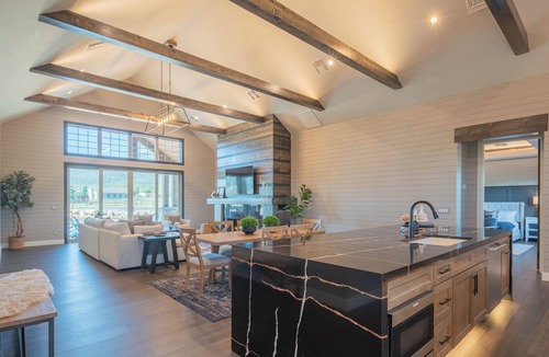 Fort Valley House | 2024 New Luxury Mt Home @ Base of Snowbowl w/Hot Tub on 2 Acres