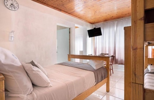 Pinetown Hotel | 25 Jacaranda Lodge & Backpackers