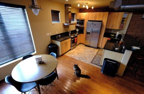 Riverside House | 3-bedroom/bath Townhome in fabulous Tempe Walking Distance to ASU with AC, WiFi