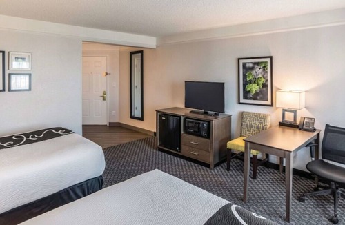 Ahwatukee Foothills House | 3 x 2 Double Beds Mobility Rm at La Quinta Inn by Wyndham Phoenix Chandler