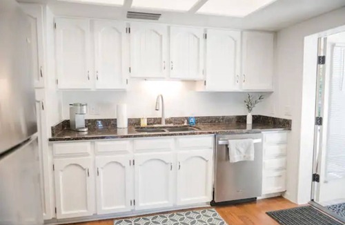 Fountain Hills House | 30 day stays, Central Fountain Hills, King master, 65" smart TV, Queen, bunk