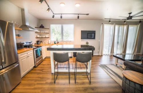 Southside Apartment | 302 - The Lofts, by Flagtown, 1 bed,1bath, community hot tub!