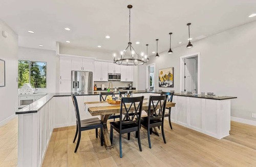 Flagstaff House | 360 Rooftop Views | New Build | AC | Hot Tub | Lux