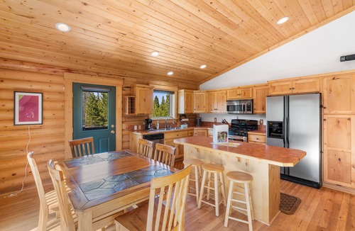 Lazy Acres Cabin | 3BR just 7 minutes from Yellowstone, perfect for 6 guests. Experience comfort at Lazy Fox
