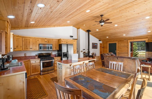 Lazy Acres Cabin | 3BR just 7 minutes from Yellowstone, perfect for 6 guests. Experience comfort at Lazy Fox