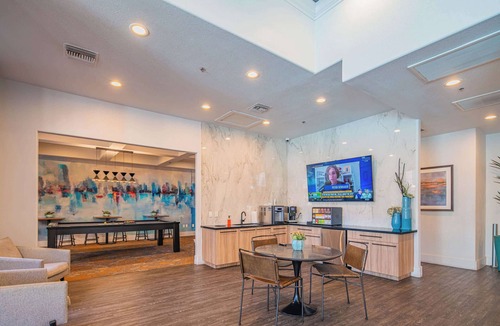 Glendale Sports and Entertainment District Apartment | 3Min To Stadium w/Balcony Pool Gym Parking W/D