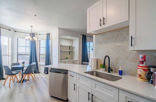 Glendale Sports and Entertainment District Apartment | 3Min To Stadium w/Balcony Pool Gym Parking W/D