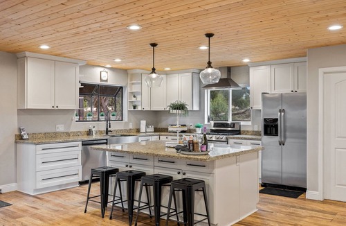 Heber Cabin | 4 Bedrooms, Sleeps 16, Hot Tub, Games, Tesla Charger, Smart TV's, MORE!
