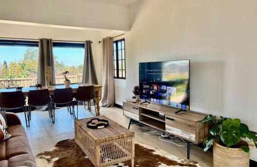 Hilton Villa | 4 Laddswood Lodge
