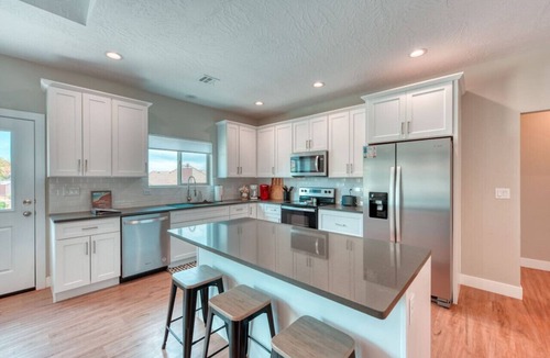 Kanab House | 4BR (3 King beds), Game Room, Views, Murals, Steps to Hiking
