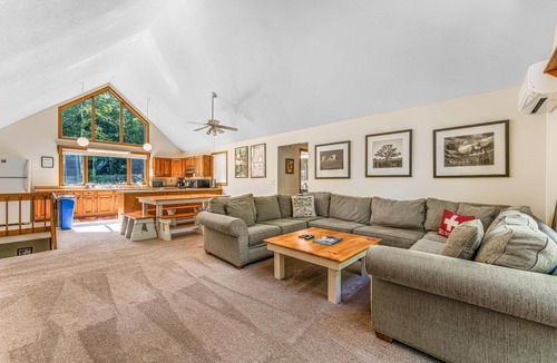 Killington Ski Chalet | 4BR/3BA ★ hot tub, sauna, billiards, A/C, & grill!