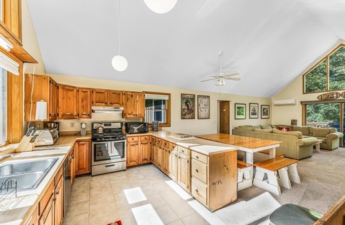Killington Ski Chalet | 4BR/3BA ★ hot tub, sauna, billiards, A/C, & grill!