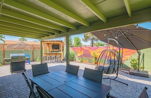 Glendale House | 4BR: Game Room, Putting Green, Bar & Themed Rooms