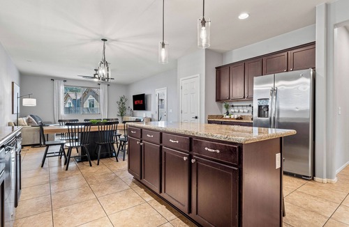 The Pines House | 4BR Luxury Home | Backyard & Pool Access