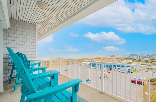Sandbridge Apartment | 4BR Waterfront Penthouse Pool Views