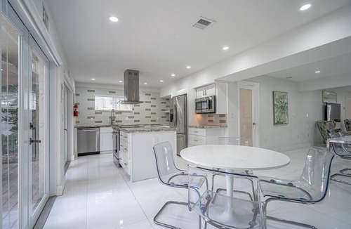Hollywood Lakes House | 5/4-Heated Pool-Tiki Hut w/BBQ-Boardwalk-Beach 1M