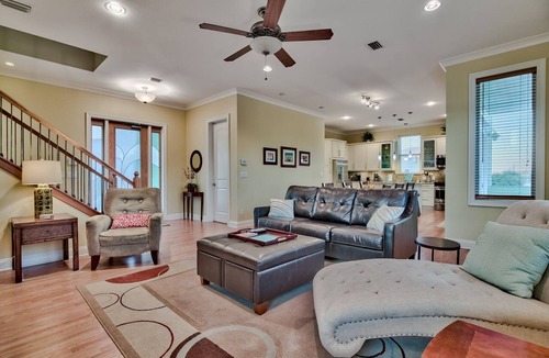 Villa Primera House | 5⭐️ beach block 4BR 3.5BA, close to everything, heated pool, hot tub, ping pong
