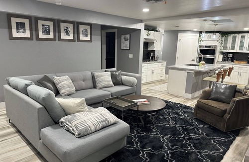 La Madera House | 5 Bedroom House, Backyard Sand Volleyball Court, Horseshoe Pit Close 2 UofA