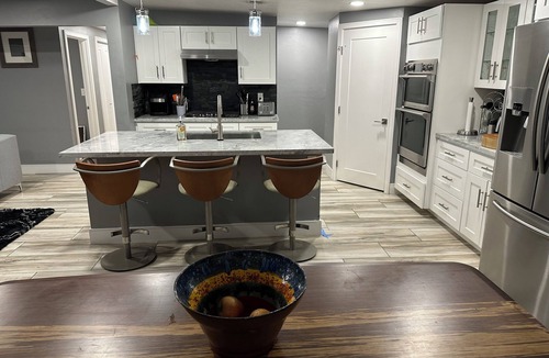 La Madera House | 5 Bedroom House, Backyard Sand Volleyball Court, Horseshoe Pit Close 2 UofA