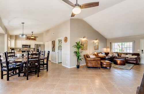 Mesa House | 5-Star Luxury Oasis ~ EV Charger, Putting Green & Family-Friendly Comfort