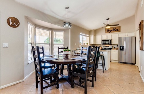 Mesa House | 5-Star Luxury Oasis ~ EV Charger, Putting Green & Family-Friendly Comfort