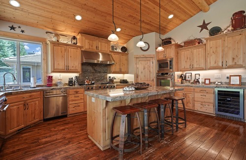 Sunriver House | 5 Vine Maple - Gorgeous! Hot Tub, Theater Room, Golf Course, A/C, SHARC Passes, Bikes