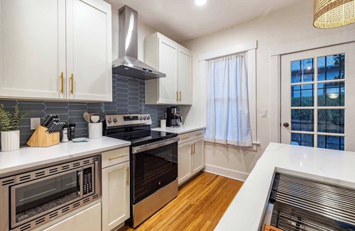 West University House | 5th Avenue Bungalow by Velo