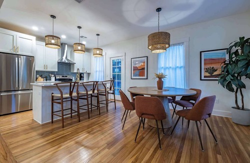 West University House | 5th Avenue Bungalow by Velo