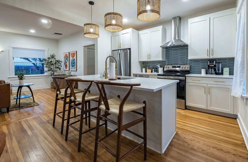 West University House | 5th Avenue Bungalow by Velo