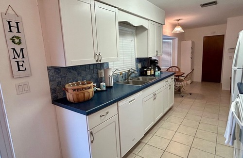 Englewood East House | 6 Miles From Beaches ~ Cozy Home w/Screened Lanai