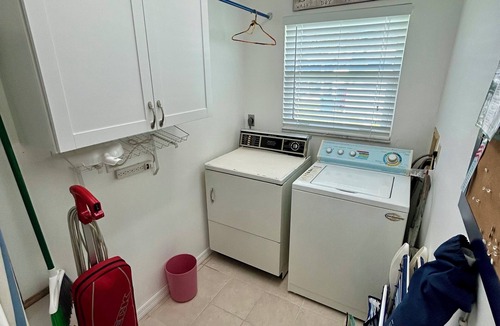 Englewood East House | 6 Miles From Beaches ~ Cozy Home w/Screened Lanai