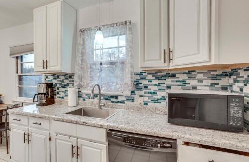 Richfield House | 7 Mi to Downtown Minneapolis: Home w/Fire Pit!