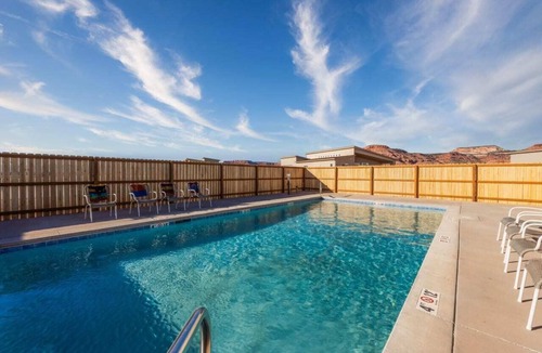 Kanab House | 8 Acre Estate I Swimming Pool & Hot Tubs I 8 Homes