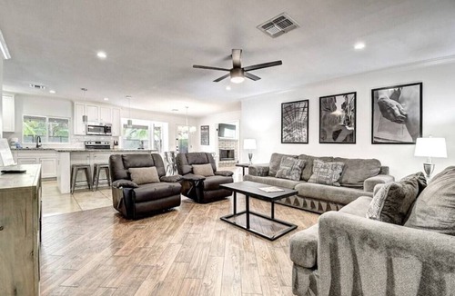 Paradise Valley Village House | 8 Large Bedrooms | Hot Tub | Game Lounge