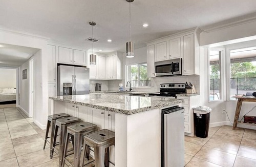 Paradise Valley Village House | 8 Large Bedrooms | Hot Tub | Game Lounge