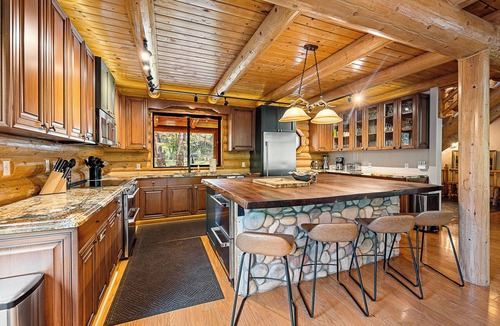 Whispering Pines Cabin | 9BR Luxury Verde River Compound/Hot Tub, Pizza Oven, Game Room, Bar & Fire Pit