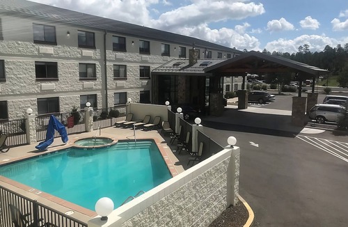 Tusayan Hotel | A Place You'll Surely Enjoy! 2 Modern Units, Outdoor Pool, Free Parking, Hot Tub