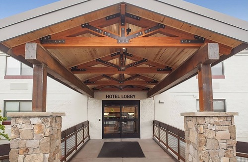 Tusayan Hotel | A Place You'll Surely Enjoy! 2 Modern Units, Outdoor Pool, Free Parking, Hot Tub
