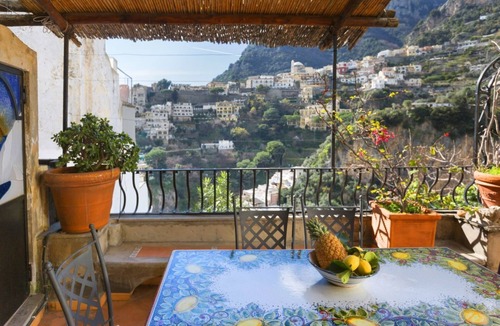 Liparlati Apartment | Alcova Apartment – Terrace with a View of Positano
