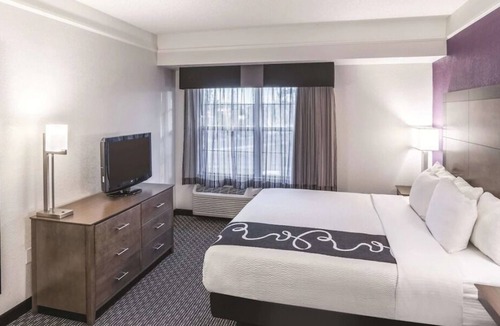 Woodlands Village House | Always a Great Idea To Unwind! 3 Family-Friendly Units, Pool, Free Breakfast