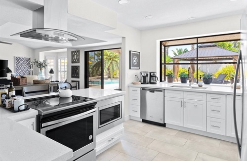 Paradise Valley Village House | Amazing beds! Free Wifi! No Cleaning Fee! Pet friendly! Free Laundry!
