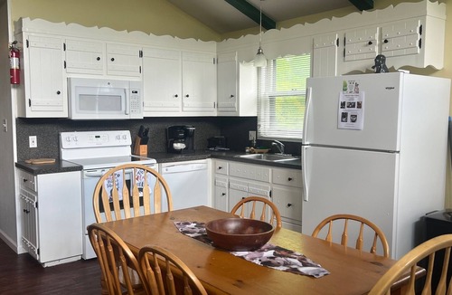 Sciota Ski Chalet | APACHE - Dog Friendly FENCED YARD Chalet