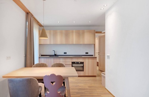 Trodena Apartment | Apartment 'Goldener Adler Premium 1' with Balcony and Breakfast Included – new 2026