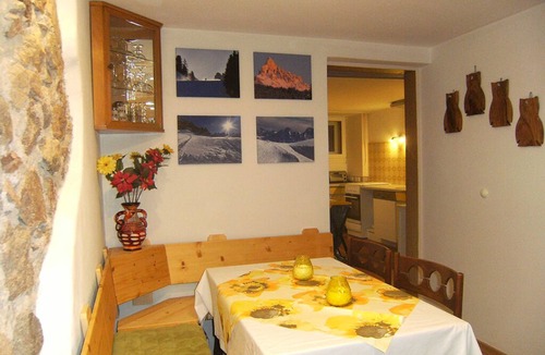 San Nicolo d'Ega House | Apartment 11 on the ground floor with bed or sofa next to the lounge