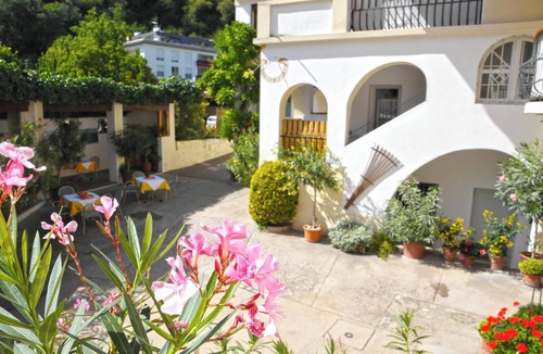 Nalles Apartment | Apartment "1SZ Golden Kreuzwegerhofnals" with Mountain View, Pool & Garden