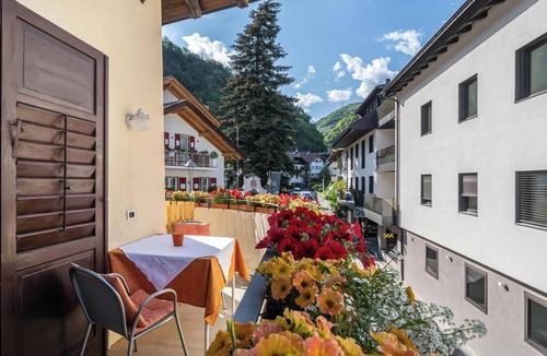 Nalles Apartment | Apartment "1SZ Graf Kreuzwegerhof Nals" with Pool, Wi-Fi, Balcony & Garden