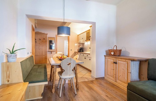 Nalles Apartment | Apartment "2SZ Gala Kreuzwegerhofnals" with Mountain View, Pool, Balcony & Garden