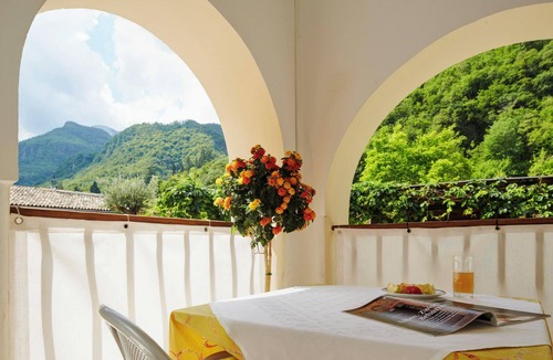 Nalles Apartment | Apartment "2SZ Gala Kreuzwegerhofnals" with Mountain View, Pool, Balcony & Garden