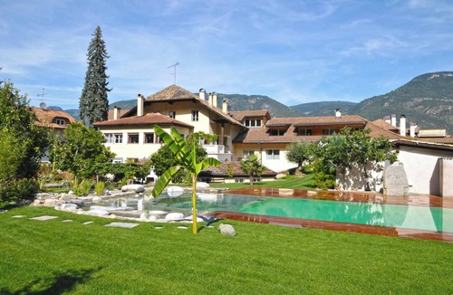Nalles Apartment | Apartment "2SZ Jonathan Kreuzwegerhofnals" with Mountain View, Pool, Balcony & Garden