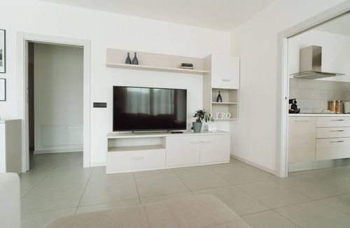 Susa Apartment | Apartment a stone's throw from the lake